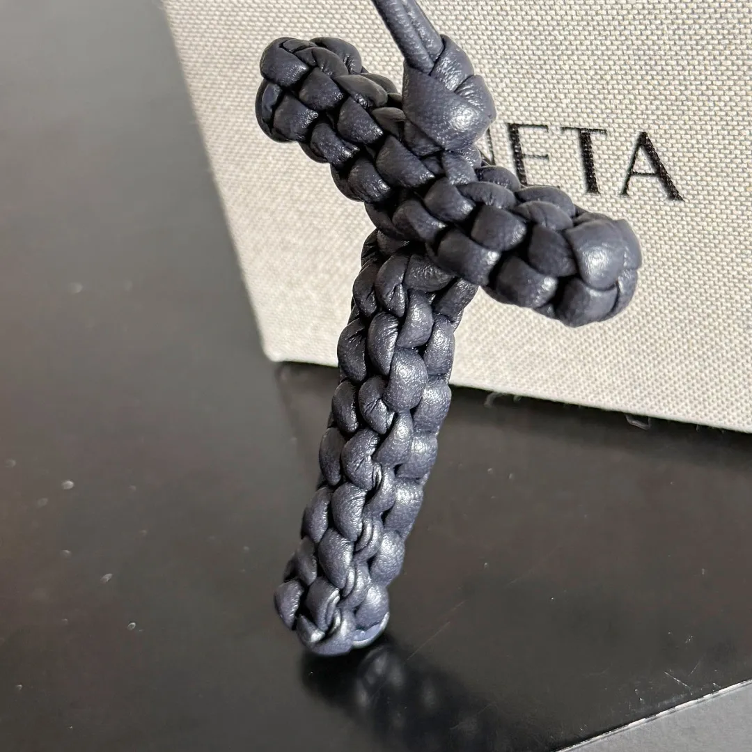 Batch 420 Let’s see what new cute little thing BV has released~ It’s this letter pendant, which is different from the puppy pendant. The weaving of this letter is more three-dimensional, and the material is very solid, and it is not easy to deform even if it is folded. Style number: T